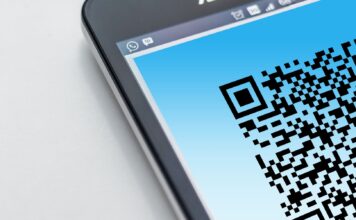 Dlaczego pierwsze kody QR projektowano z myślą o prędkości, a nie o marketingu Zbliżenie smartfona z wyświetlonym kodem QR na ekranie