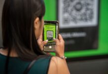 Kody QR w kampaniach politycznych i społecznych gdzie przebiega granica prywatności wyborcy Kobieta skanuje kod QR smartfonem na ulicy Mexico City