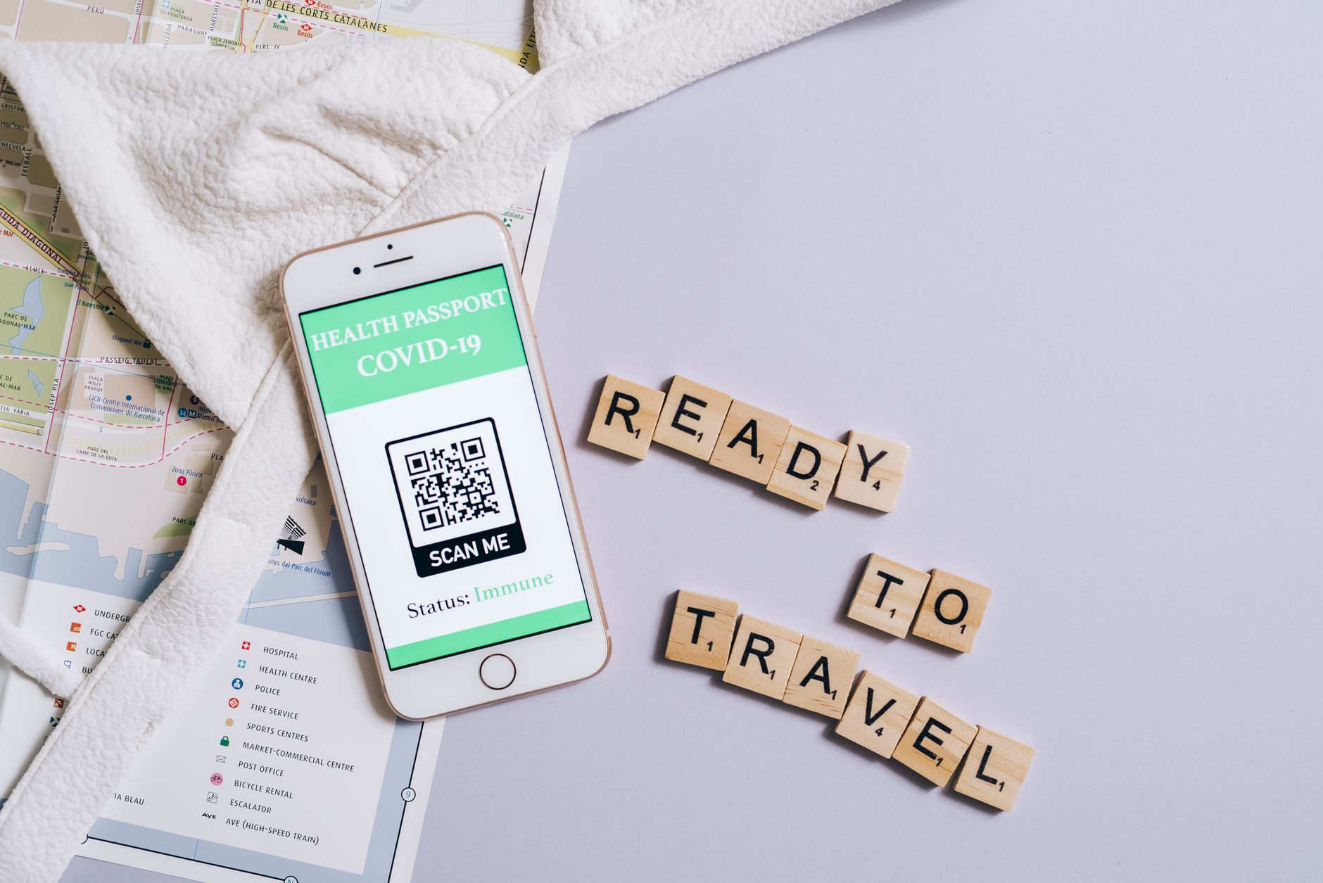 Smartfon z paszportem covid obok napisu z klocków Ready to Travel